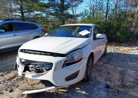 2013 Volvo S60 T5 Platinum z USA, uszkodzony, nr VIN YV1612FS9D2206014